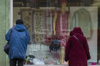 Zákazníci textilnej galantérie pred prevádzkou na Špitálskej ulici v Bratislave.
