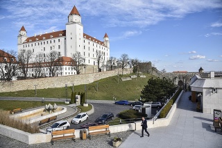 Bratislavský hrad počas teplého dňa 12. marca 2020 v Bratislave. 