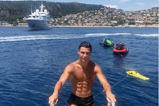 Cristiano Ronaldo si užíva so svojou priateľkou Georginou dovolenku.
