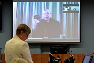 Austrálsky kardinál George Pell  vypovedá z Ríma prostredníctvom videomosta pred austrálskou Kráľovskou komisiou vyšetrujúcou prípady zneužívania detí kňazmi.