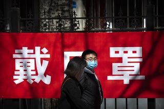 Muž s ochranným rúškom v čínskom Pekingu
