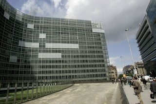 Budovu Európskej komisie v Bruseli museli evakuovať kvôli požiaru. 