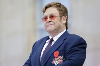 Elton John s vyznamenaním Rad čestnej légie
