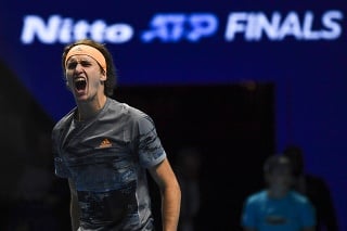 Nemecký tenista Alexander Zverev sa teší z víťaznej loptičky v zápase mužskej dvojhry proti Španielovi Rafaelovi Nadalovi.