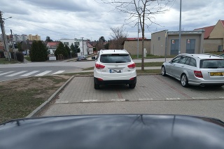 Jeden zaparkoval lepšie ako druhý.