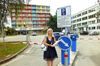Emília Stredanská pred závorou parkoviska, ktorého spoplatnenie robí podnikateľom problémy.