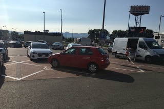 Vodič zaparkoval krížom cez 2 parkovacie miesta pre invalidov.