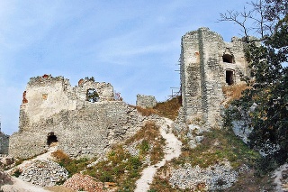 2012: Na tejto fotografii stena hradného paláca ešte stojí.