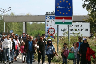 Utečenci na hraniciach Maďarska a Rakúska.