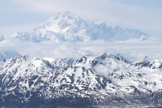 Na snímke pohľad z diaľnice Parks Highway na vrchol Mount McKinley blízko Talkeetna na Aljaške.