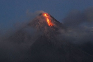 Sopka Mayon môže každú chvíľu vybuchnúť.