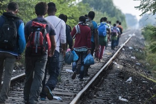 Tisícky utečencov sa do Európy snažia dostať peši.