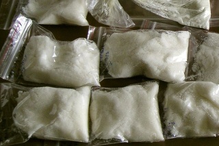 Polícia našla medzi krabicami s banánmi a konzervami s tuniakom veľké množstvo kokaínu (ilustračná foto).