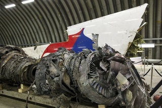 Vyšetrovatelia predstavili zrekonštruovanú prednú časť malajzijského Boeingu 777.