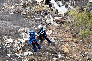 Trosky dopravného lietadla spoločnosti Germanwings, ktoré havarovalo pri horskej obci Seyne-les-Alpes vo francúzskych Alpách.