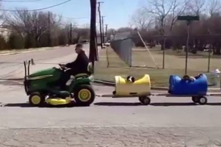Starý pán vymyslel, ako bude voziť svojich psov.