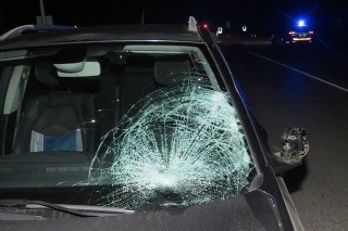 Ženu († 47) z obce Predmier (okres Bytča) zrazilo toto osobné auto, ktoré šoféroval vodič (38) z Nového Mesta nad Váhom.  