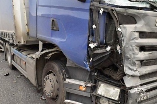 Na diaľnici D1 sa stala nehoda, ktorá si vyžiadala zranenie vodiča kamiónu. 