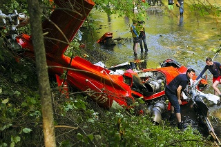 Vrtuľník aj so štvorčlennou posádkou spadol do rokliny rieky Hornád. 