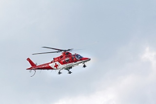 Len pár minút pred tragédiou vznikol tento záber vrtuľníka smerujúceho na záchrannú akciu. 