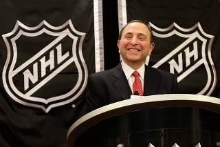 Komisár NHL Gary Bettman má dôvod na úsmev.