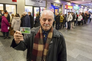 Dôchodca Viktor (73) stál v rade dve hodiny, kým si vybavil SeniorPas.