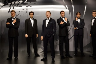 Zľava: Roger Moore, Timothy Dalton, Daniel Craig, Sean Connery, George Lazenby a Pierce Brosnan.