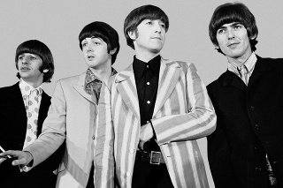 Skupinu Beatles tvorili štyria členovia zľava Ringo Starr (75), Paul McCartney (73), John Lennon (†40) a George Harrison (†58).