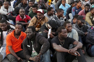 Migranti v sicílskom prístave Catania.