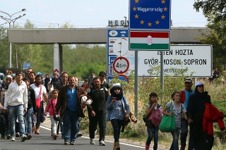 Utečenci na hraniciach Maďarska a Rakúska.