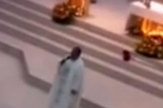 Kňaz počas omše jazdil po kostole na hoverboarde. Nie všetci to prijali s nadšením.