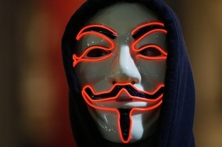 Anonymous napadli od septembra desiatky stránok.
