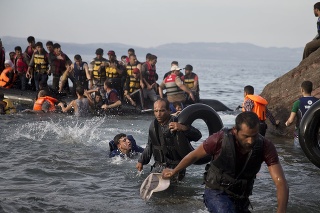 Migranti sa vyloďujú na gréckom ostrove Lesbos.