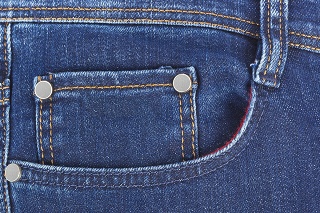 Niektoré džínsy majú okrem veľkých aj malé vrecko. Viete, na čo slúži?