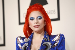 Lady Gaga si na Grammy Awards uctila Davida Bowieho.