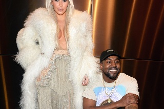Úspech svojho manžela si nenechala ujsť ani Kim Kardashian, z ktorej je opäť blondína.
