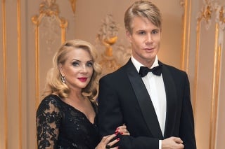 Známej blondínke robil spoločnosť Robert Paulat (35), známy ako český Ken.