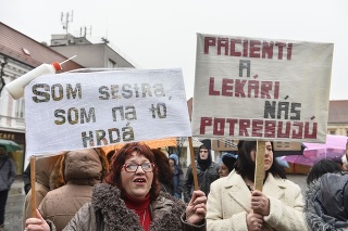 Protestné zhromaždenie sestričiek z trenčianskej nemocnice.