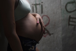 Na snímke Tainara Lourencová, ktorá je v piatom mesiaci tehotenstva, pózuje svojom dome, ktorý sa nachádza v slume v brazílskom meste Recife.