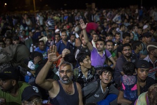 Sýrski utečenci čakajú v prístave ostrova Lesbos, aby sa dostali na trajekt do Atén.