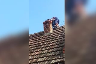 Maďarská superbabka sama vyšla na strechu skontrolovať komín.