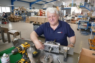 Peter (69) pri práci - montáži strojových komponentov.