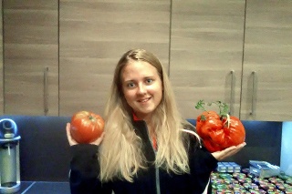 Vnučka Nora (22) je na netypickú zeleninu zvyknutá, ale táto paradajka je unikát.