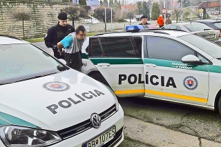 Podozriví: Dvojicu mužov policajti zatkli po dvoch hodinách. 