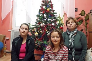 Mama s dvomi dcérkami má síce nachystaný vianočný stromček, vôbec však netuší, z čoho zaplatí štedrovečernú večeru.