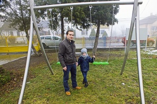 Miloš Ferko (31) so synom Samkom (5) pri hojdačkách, ktoré sú privysoké a nebezpečné.