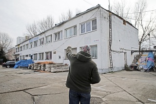 Bývalý nájomca priestorov ukazuje na poškodenú strechu budovy.