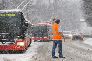Trolejbusy v hustom snežení z Patrónky na Kramáre nepremávali.