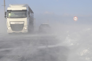 Situáciu na cestách naďalej komplikuje počasie (ilustračné foto).