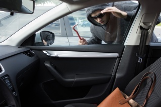 Zlodej pri aute (Ilustračné foto).
